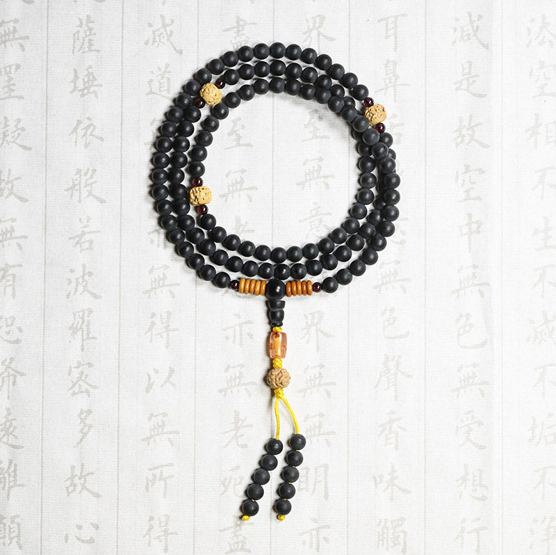 Schwarze Mala mit goldenen Perlen, Flachaufnahme auf chinesischem Hintergrund, Heilung