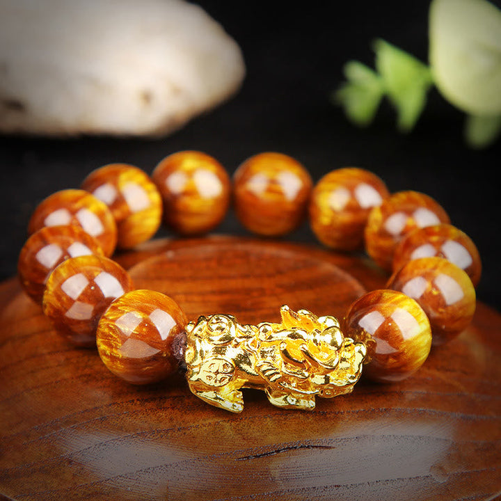 Armband Tigerauge Pixiu – Glück, goldener Pixiu, bernsteinfarbene Perlen, Flachaufnahme