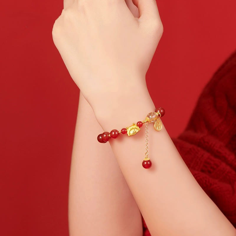 Armband Roter Achat Granat Fu-Zeichen am Handgelenk getragen elegante Perlen