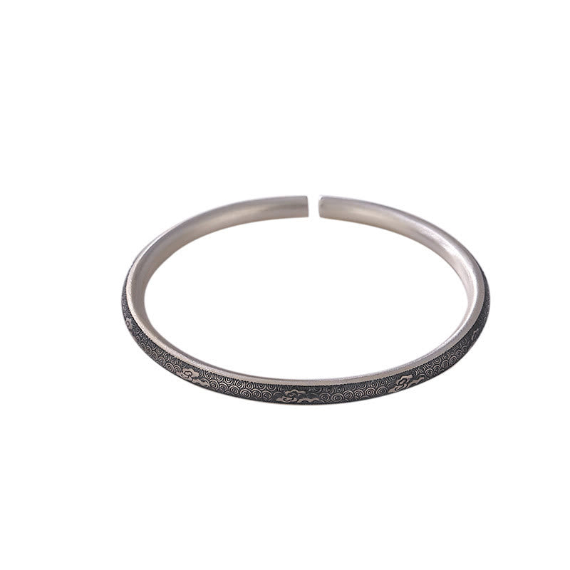 Silbernes Armband 925 mit strukturiertem Design, offen getragen.