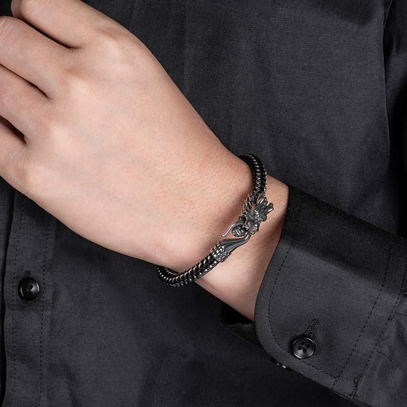 Armband Drachen Schutz Glück Silber am Handgelenk getragen elegant schwarz