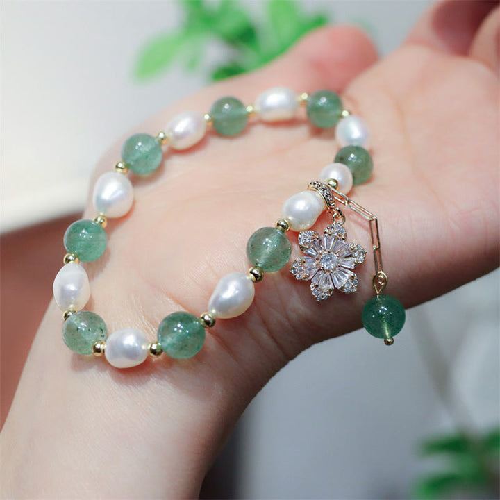 Armband mit grünem Aventurin und weißen Perlen elegantes Design.