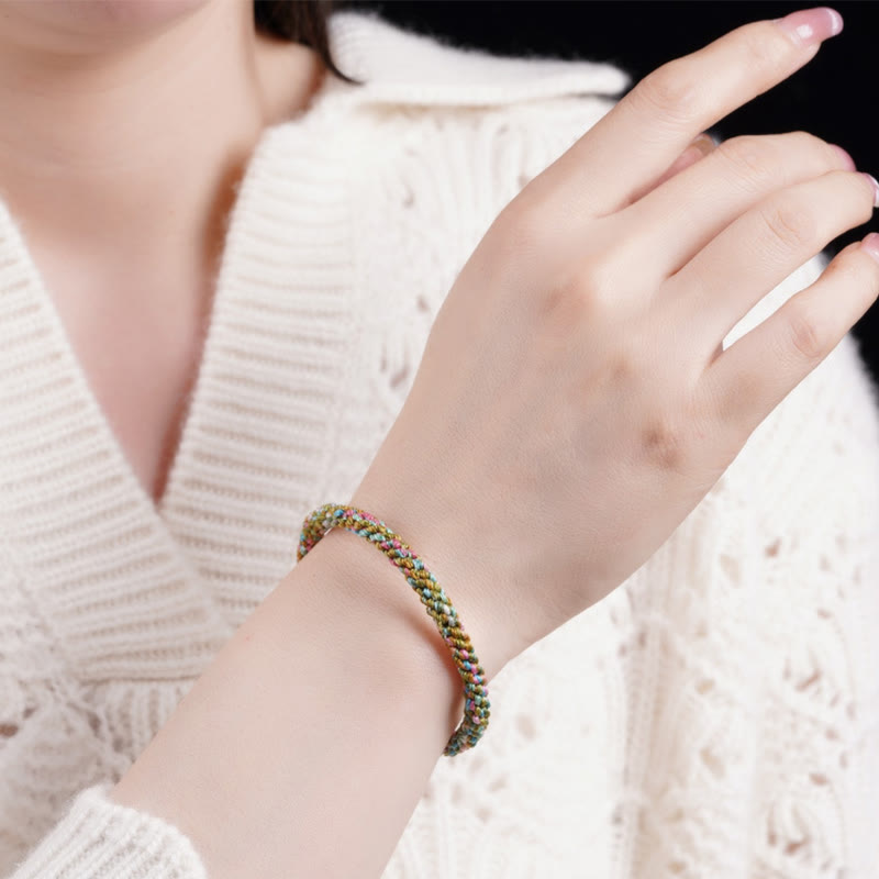 Buntes geflochtenes Armband Glück am Handgelenk getragen elastisch
