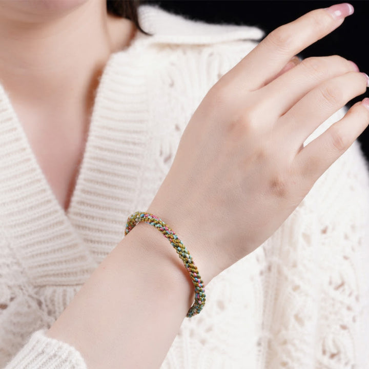 Buntes geflochtenes Armband Glück am Handgelenk getragen elastisch