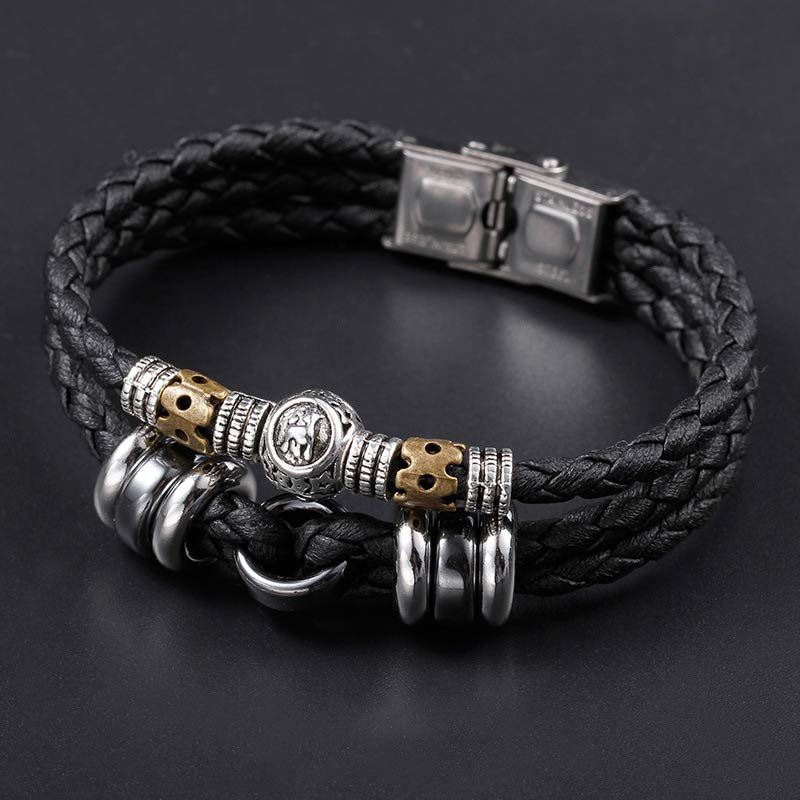 Schwarzes Lederarmband mit Hämatit Tierkreiszeichen Charm elegant präsentiert