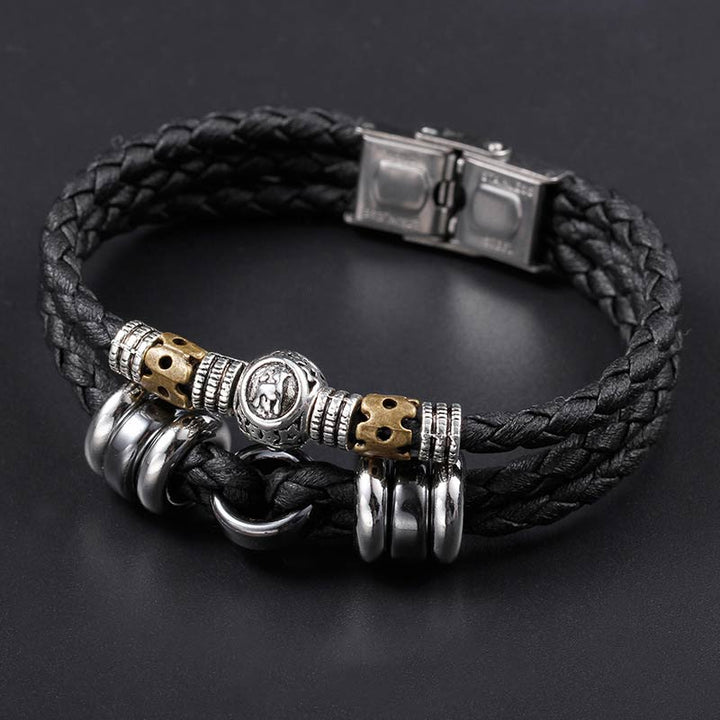 Schwarzes Lederarmband mit Hämatit Tierkreiszeichen Charm elegant präsentiert
