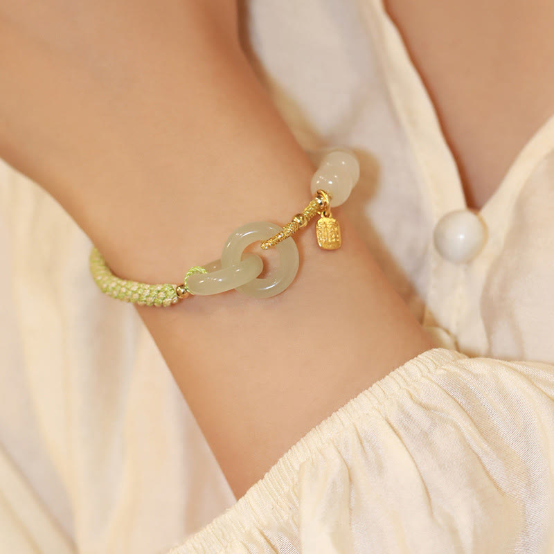 Jade Fu-Zeichen Armband am Handgelenk, grüner Stein, goldene Perlen