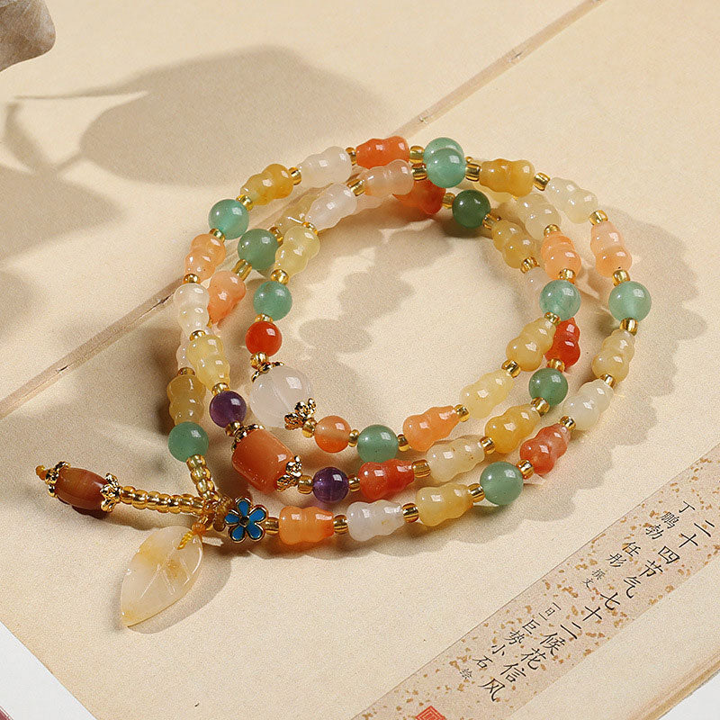 Jade Armband Wohlstand mit bunten Natursteinen und goldenem Schmuck elegant.