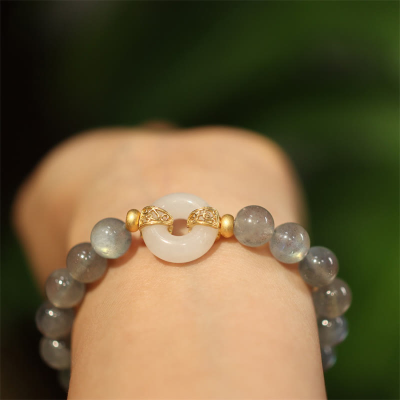 Armband Mondstein Jade mit goldenem Mond-Anhänger am Handgelenk
