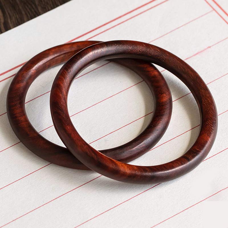 Zwei Sandelholz Armbänder auf liniertem Papier, braun, Naturholz Schmuck