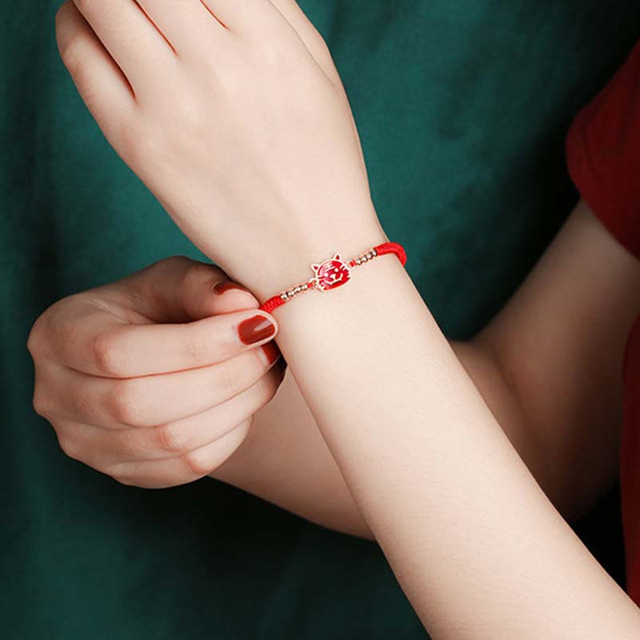 Rotes Armband Chinesisches Tierkreis – Glück Handgelenk Frau getragen.