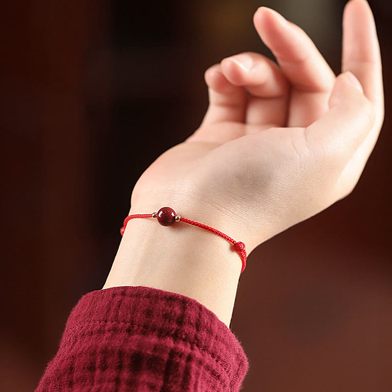 Rotes Armband Zinnober – Glück & Segen am Handgelenk getragen, Naturstein elegant