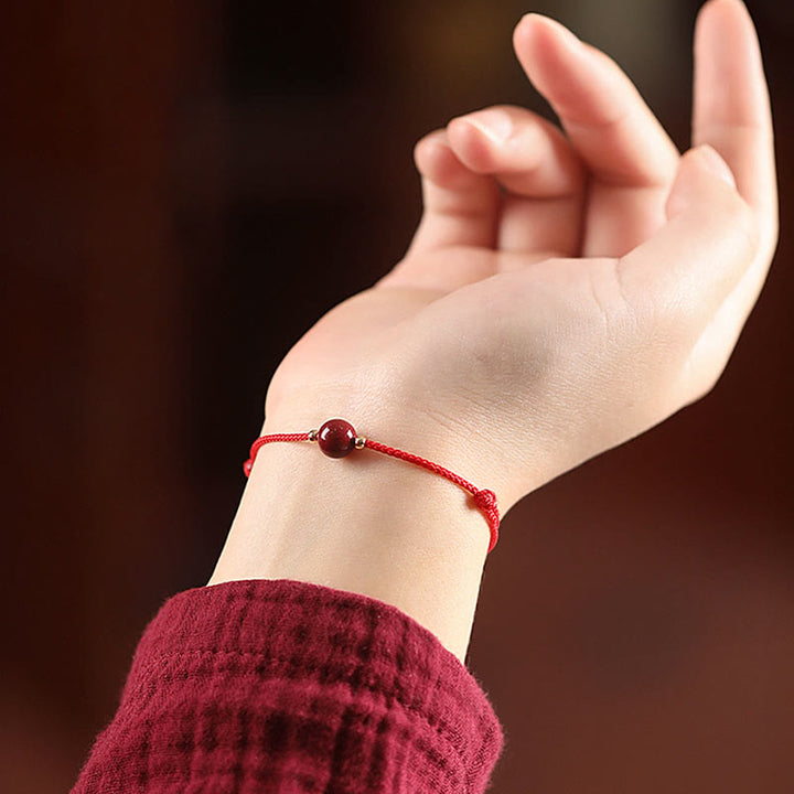Rotes Armband Zinnober – Glück & Segen am Handgelenk getragen, Naturstein elegant