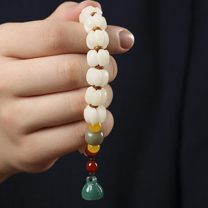 Bodhi Lotus Armband mit roten Achat Perlen am Handgelenk getragen