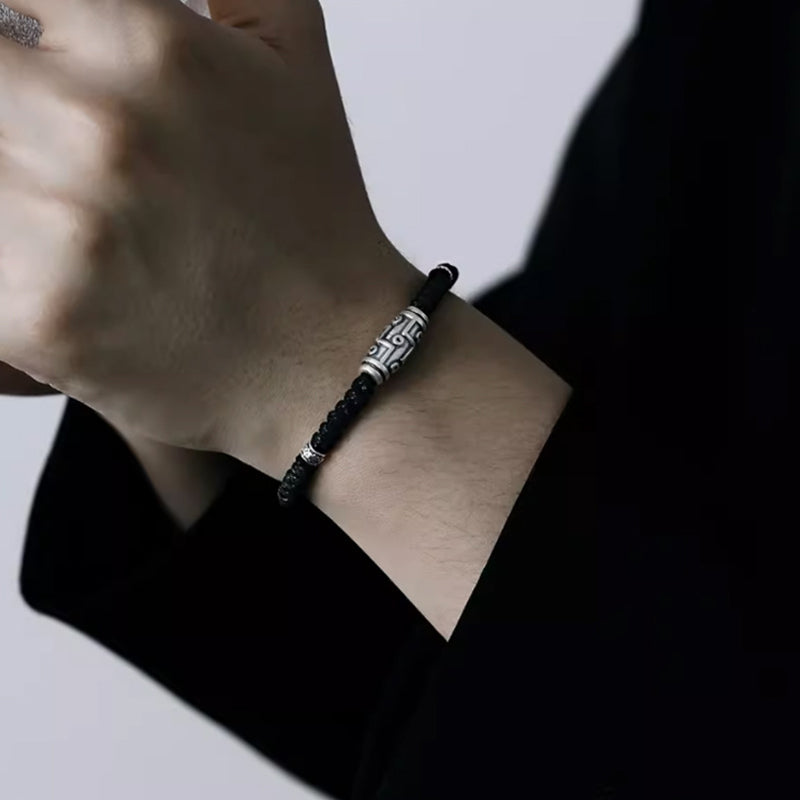 Schwarzes Armband 925 Silber mit geometrischem Anhänger elegant getragen
