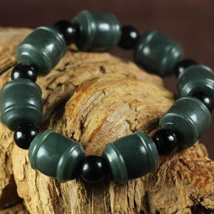 Armband Cyan Jade schwarze Perlen Naturstein elastisch Holzuntergrund