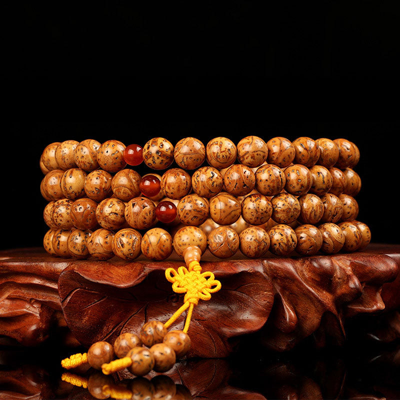 Tibetan Bodhi Samen Armband mit gelbem Knoten auf braunem Leder Armband.