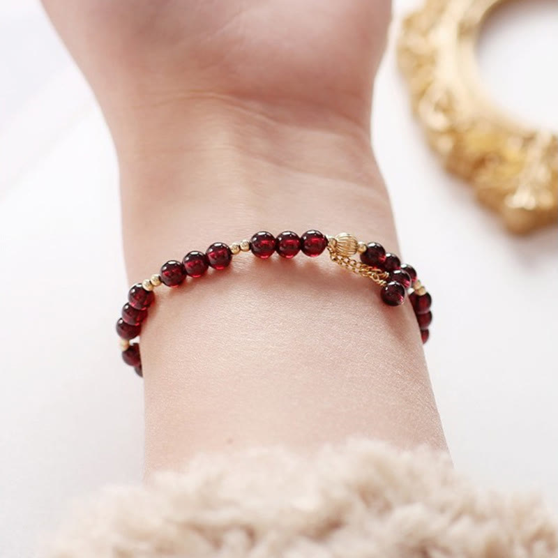 Armband Granat – Ruhe am Handgelenk getragen, rote Natursteine, goldene Perlen