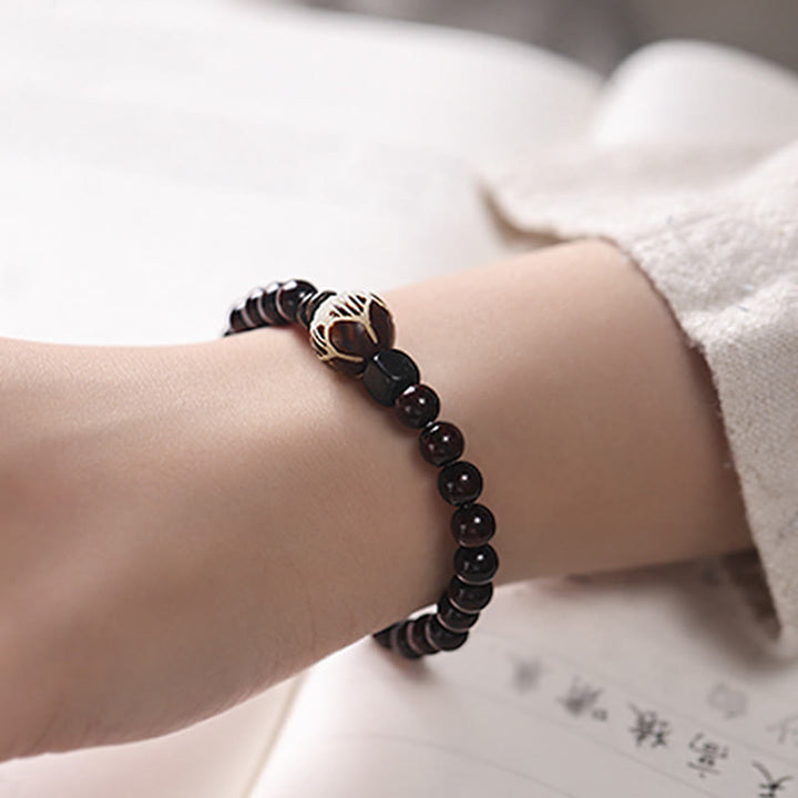 Schwarzes Bodhi Lotus Armband Sandelholz elastisch am Handgelenk getragen Schutz