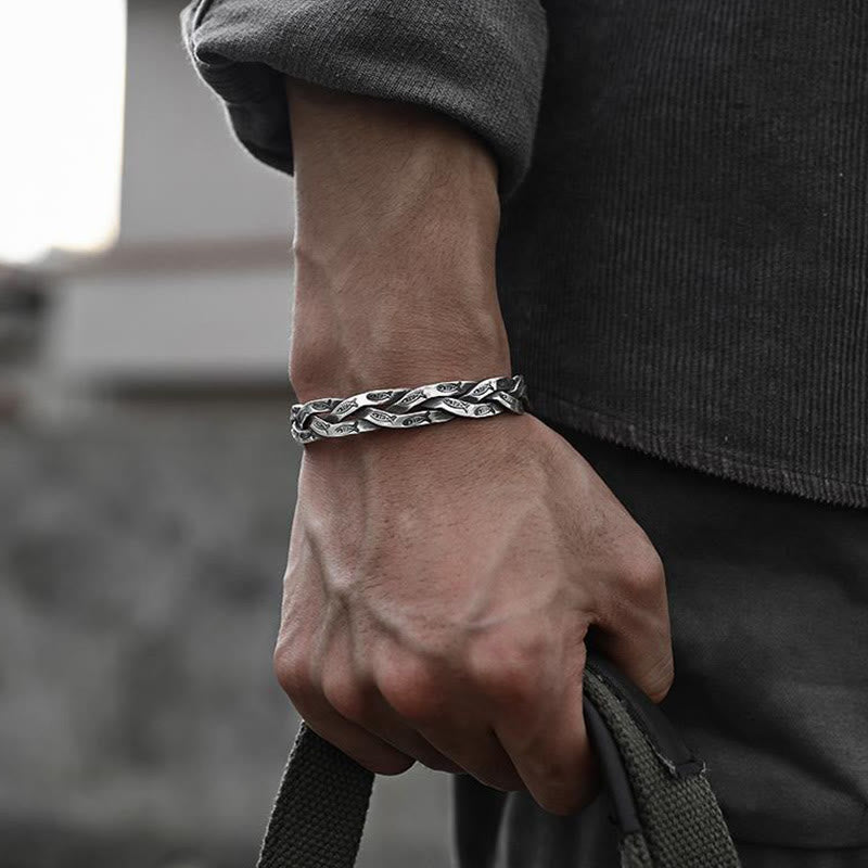 Silbernes geflochtenes Armband am Handgelenk getragen, elegantes Design.