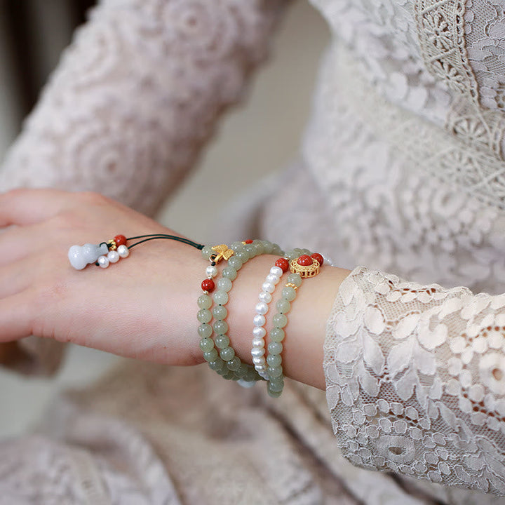 Jade Perlen Armband mit weißen Perlen und goldenem Schmetterling Charm