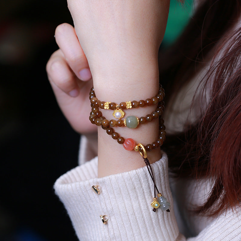 Jade Schmetterling Armband Armband am Handgelenk mit Natursteinen getragen