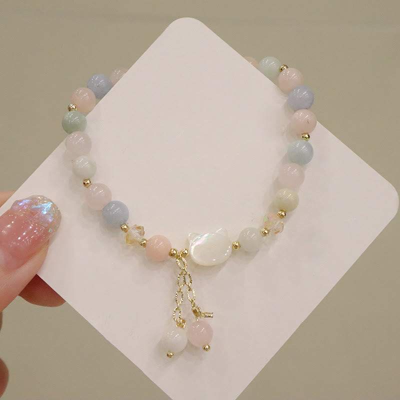 Zartes Armband mit Rosenquarz, Jade und goldenen Perlen elegant.