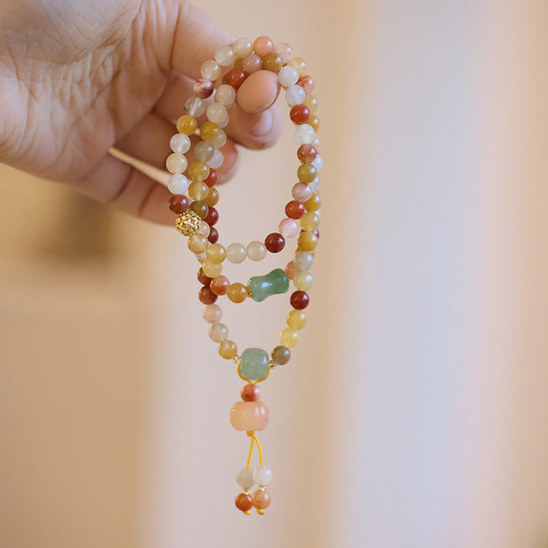 Jade Armband mit goldenen Perlen am Handgelenk getragen Naturstein