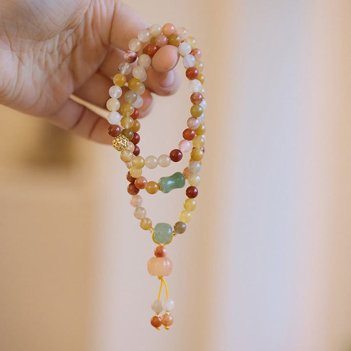 Jade Armband mit goldenen Perlen am Handgelenk getragen Naturstein