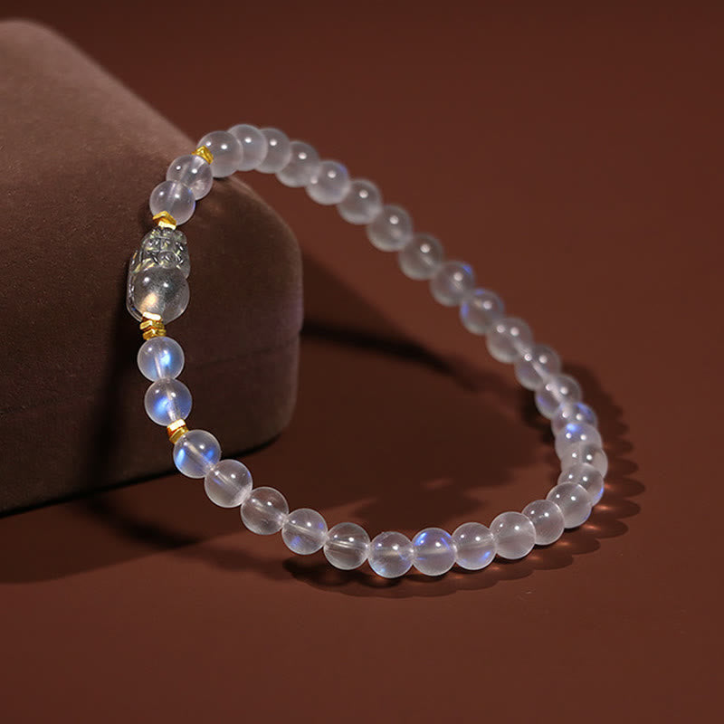 Mondstein Armband mit Pixiu Anhänger am Handgelenk getragen elegant