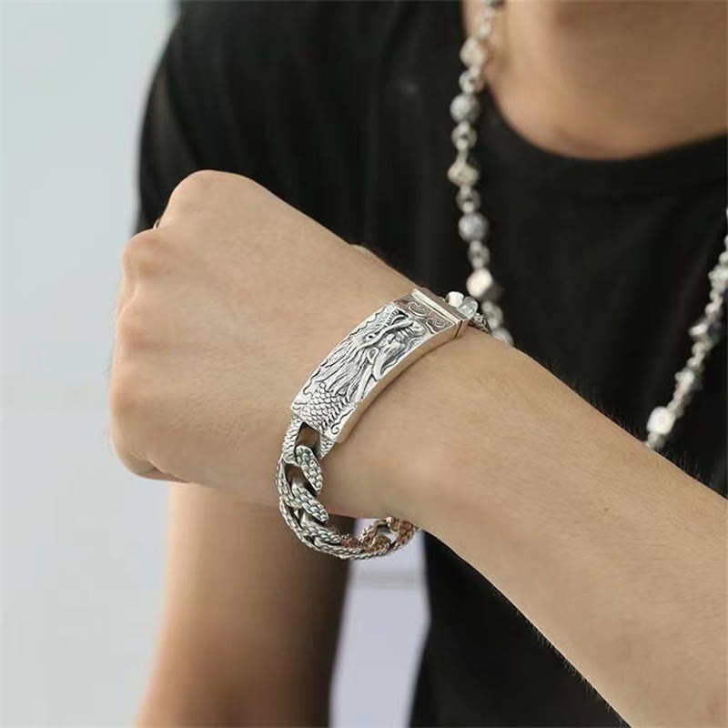 Silbernes Drachen Armband am Handgelenk getragen, elegantes Design Schutz Segen