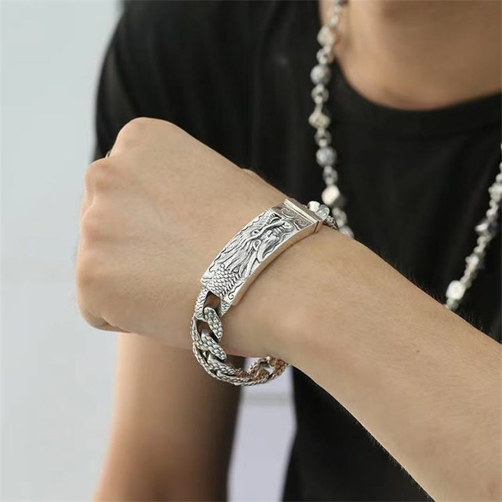 Silbernes Drachen Armband am Handgelenk getragen, elegantes Design Schutz Segen