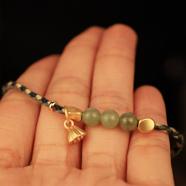 Armband Jade Lotus – Glück mit grünen Perlen goldenen Elementen Handgelenk