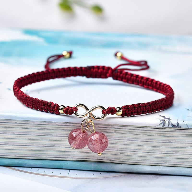 Rotes Armband Erdbeerquarz mit Infinity-Charm elegant präsentiert