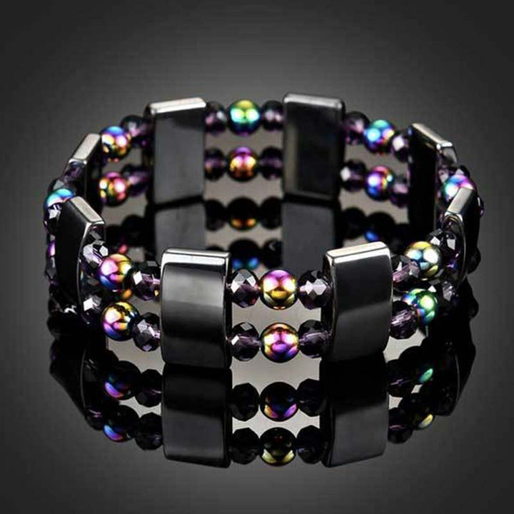 Armband Regenbogen Hämatit mit schwarzen glänzenden Steinen elastisch getragen.