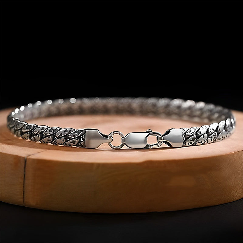 Silbernes Armband Kupfer – Glück Harmonie mit Muster Holzoberfläche.