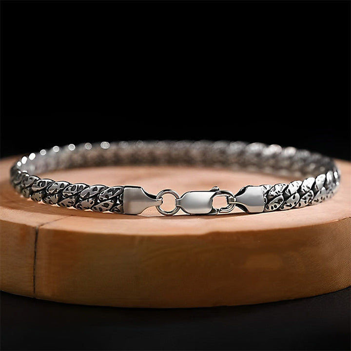 Silbernes Armband Kupfer – Glück Harmonie mit Muster Holzoberfläche.