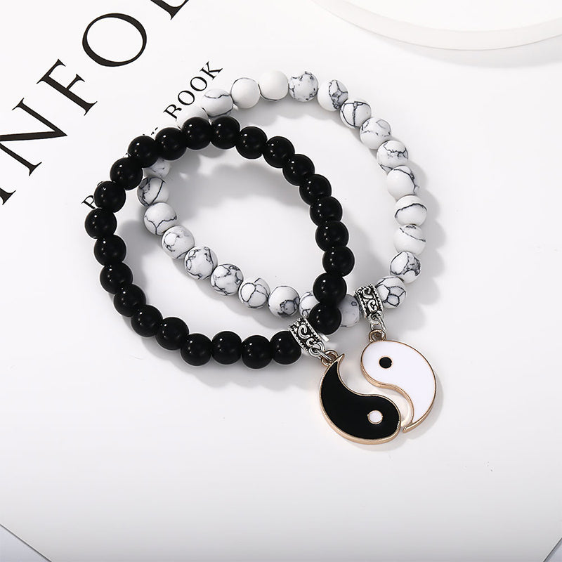 Zwei Yin Yang Armbänder mit schwarzem Onyx und weißem Türkis Flachansicht