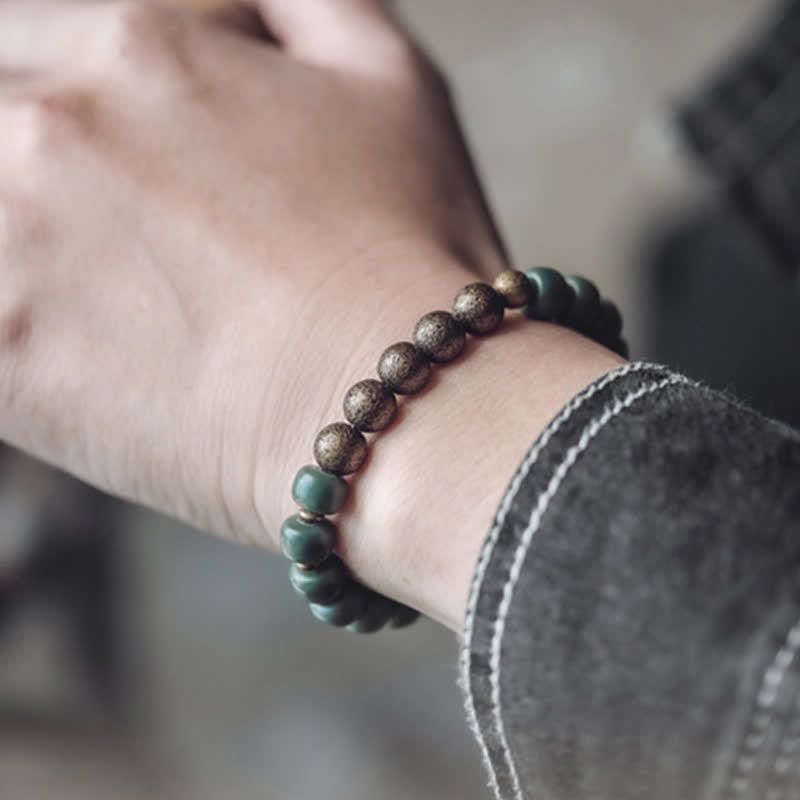 Armband Kupfer Bodhi mit grünen Steinen am Handgelenk getragen