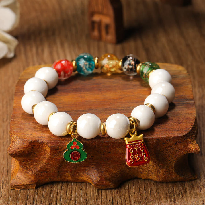 Weißes Perlen Armband mit bunten Charms Weihnachtsdeko Kupfer