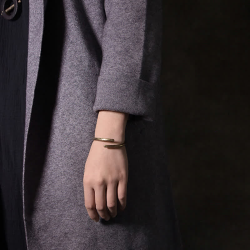 Armband Kupfer Balance Harmonie elegant am Handgelenk getragen grau