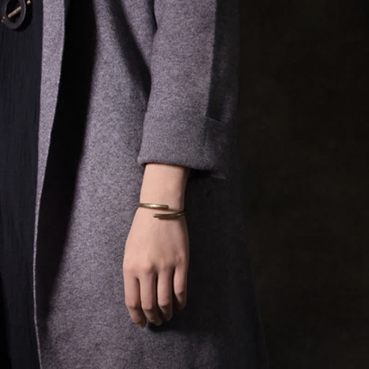 Armband Kupfer Balance Harmonie elegant am Handgelenk getragen grau