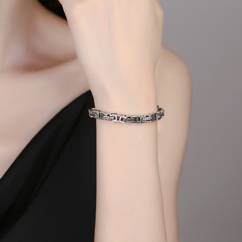 Silbernes Armband Om Mani Padme Hum am Handgelenk getragen eleganter Look