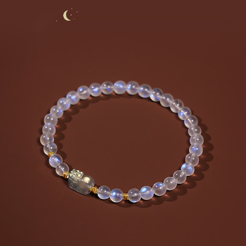 Mondstein Armband 925 Silber mit Pixiu Perlen auf braunem Hintergrund