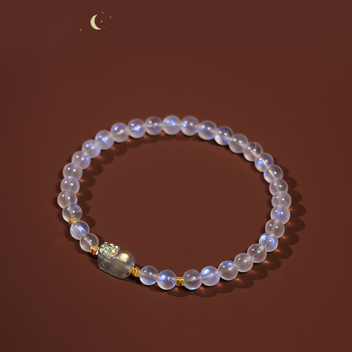 Mondstein Armband 925 Silber mit Pixiu Perlen auf braunem Hintergrund