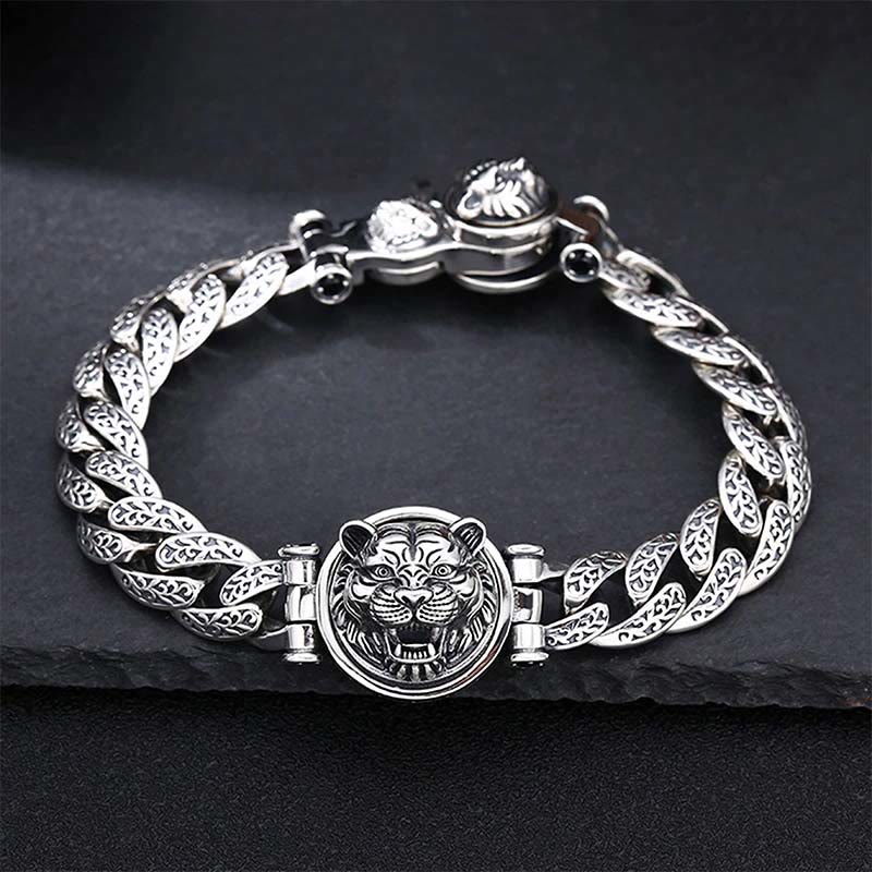 Silbernes Armband mit Tigerkopf Anhänger auf Schieferstein.