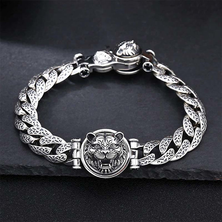 Silbernes Armband mit Tigerkopf Anhänger auf Schieferstein.