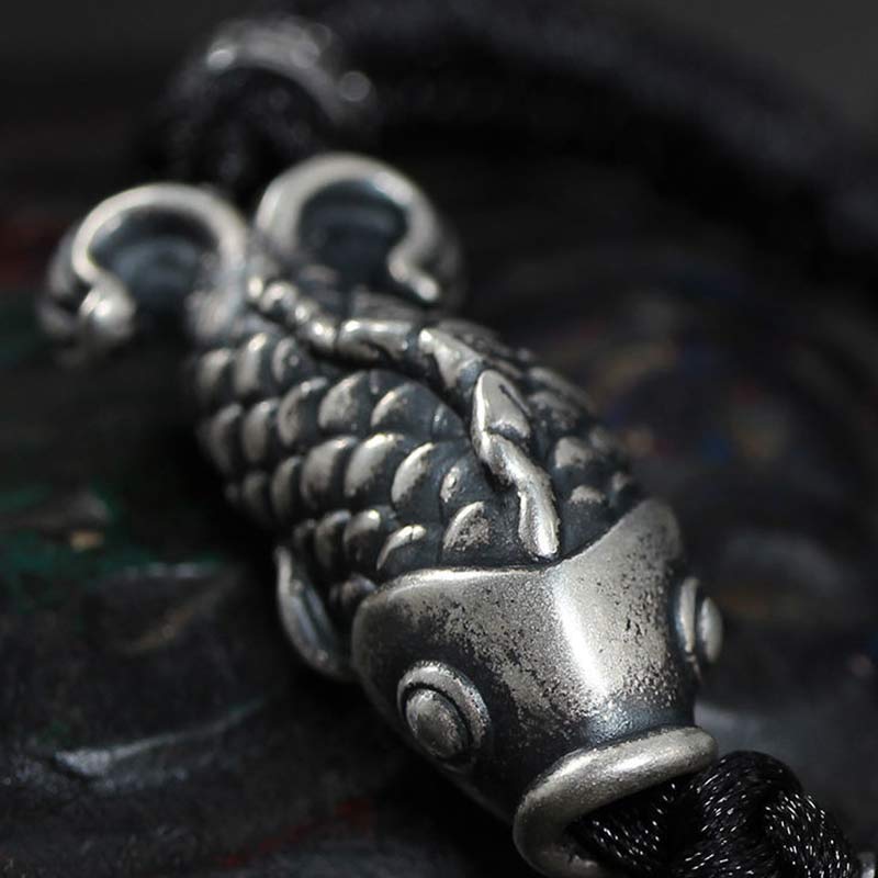 Silbernes Koi Fisch Armband Glück elegantes Design Handgelenk getragen.
