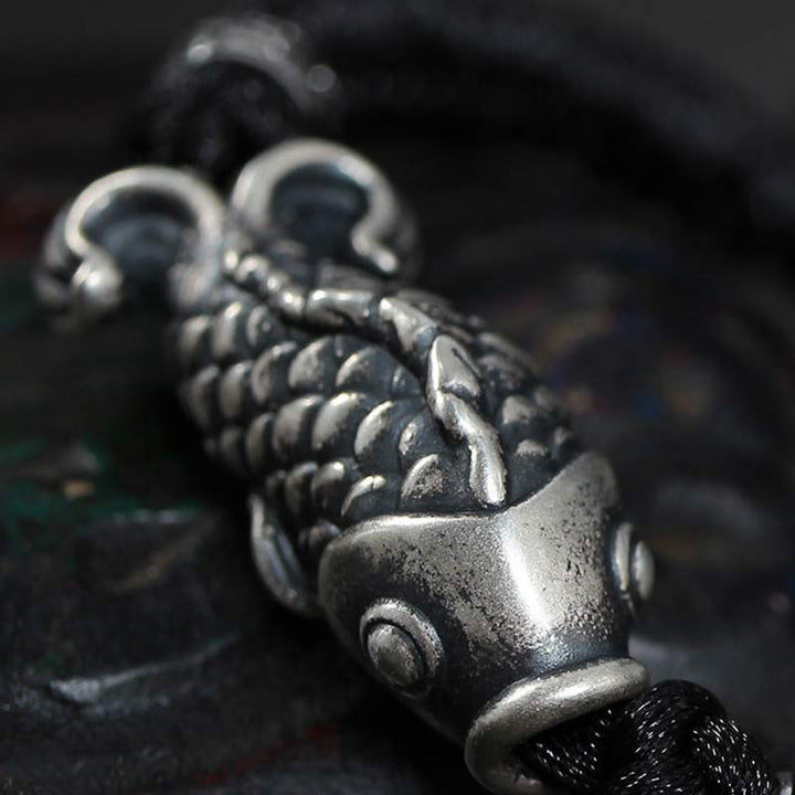 Silbernes Koi Fisch Armband Glück elegantes Design Handgelenk getragen.