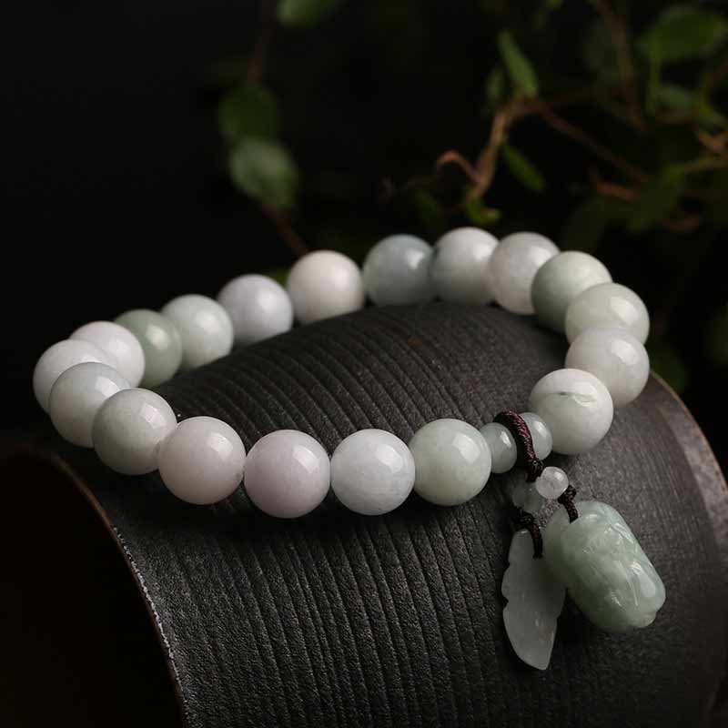 Jade Pixiu Armband mit weißen Perlen am Handgelenk getragen